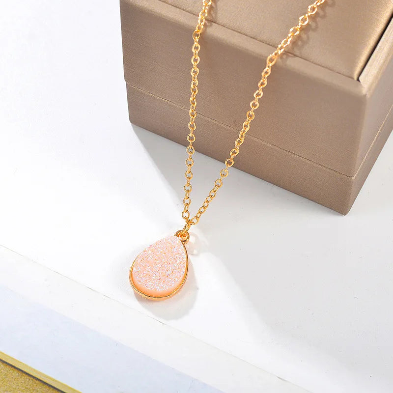 Teardrop Druzy Crystal Pendant Necklace, Gold‑Tone Alloy Bezel Teardrop Sparkly Druzy Necklace for Women, Adjustable Chain 52+5cm Dainty Daily Statement Jewelry