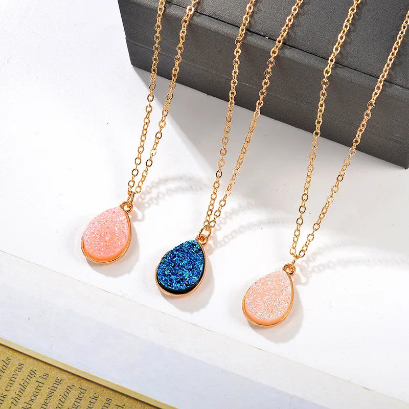Teardrop Druzy Crystal Pendant Necklace, Gold‑Tone Alloy Bezel Teardrop Sparkly Druzy Necklace for Women, Adjustable Chain 52+5cm Dainty Daily Statement Jewelry